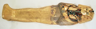 ツタンカーメンの墓からの王の最も内側の棺（紀元前1370〜1352年）英国（半貴石がちりばめられた金）（詳細は343642を参照） 作： Egyptian 18th Dynasty