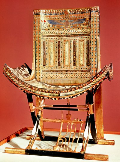 ツタンカーメンの墓からのファラオの聖職者の王位（紀元前1370-52年）英国（象眼細工の木材）（59232も参照） 作： Egyptian 18th Dynasty