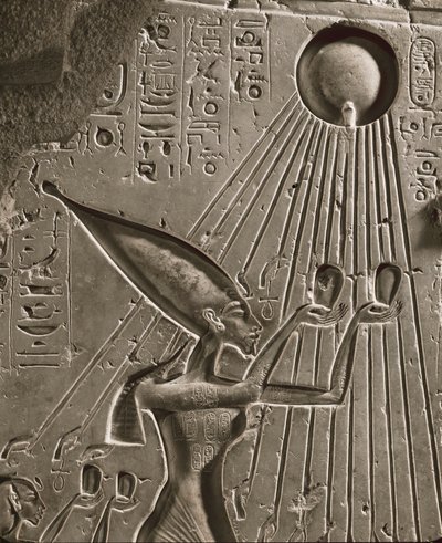 アメンノフィス4世アクナトンの王族がサンゴッドであるアトンに捧げる生贄（レリーフ） 作： Egyptian 18th Dynasty