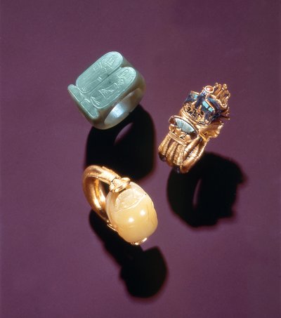 ツタンカーメンの墓からの3つのリング（c.1370-1352 BC）新王国（金） 作： Egyptian 18th Dynasty