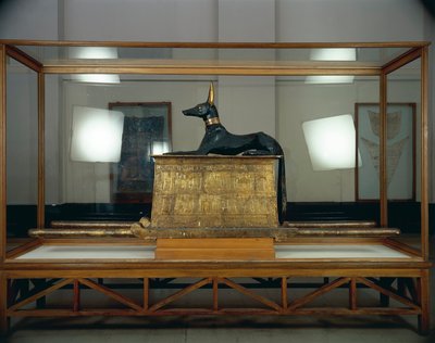ツタンカーメンの宝物、新王国時代の金色の櫃の上に置かれたジャッカル神アヌビスの木像 作： Egyptian 18th Dynasty