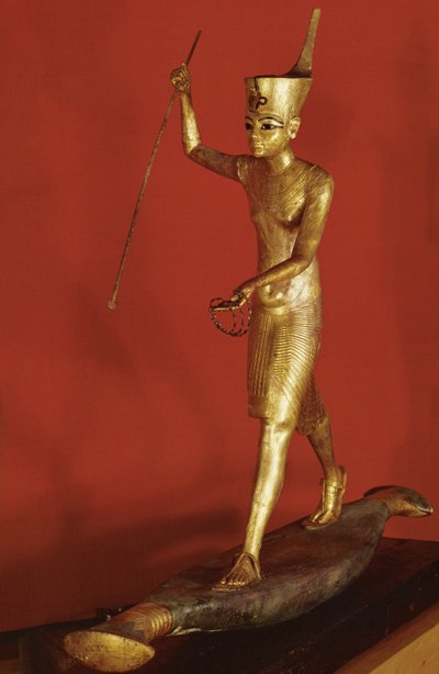 平らな船の上に立ち、銛を投げるトゥテンカムン（ギルド材） 作： Egyptian 18th Dynasty