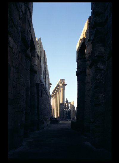 ラムセス2世の裁判所からアメノフィス3世の列柱（1403-1365 BC）までの景色 作： Egyptian 18th Dynasty