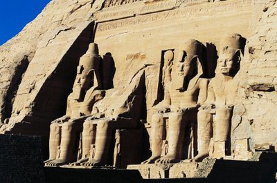 ラメセス2世神殿の巨像、アブ・シンベル、エジプト、新王国時代、第十九王朝 作： Egyptian 19th Dynasty