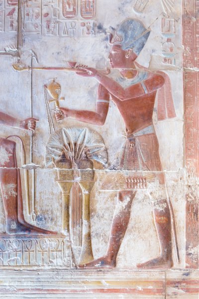 色付きのレリーフ、セティ 1 世の神殿、アビドス、エジプト 作： Egyptian 19th Dynasty