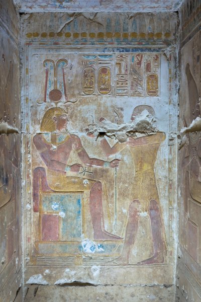 色付きのレリーフ、セティ 1 世の神殿、アビドス、エジプト 作： Egyptian 19th Dynasty