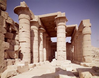 ニューキングダム、グレートハイポスタイルホールのパピルスシャフトと蓮華の柱 作： Egyptian 19th Dynasty