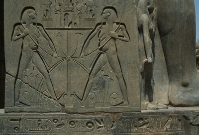 二人の男を描いたレリーフの詳細（砂岩 作： Egyptian 19th Dynasty