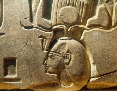 エジプト、ルクソール、古代テーベ、アサシフ渓谷、ラムセス2世とカルトゥーシュを描いたレリーフの断片 作： Egyptian 19th Dynasty