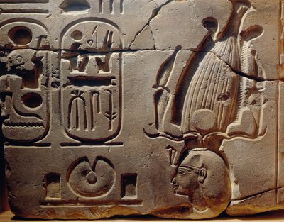 エジプト、ルクソール、古代テーベ、アサシフ渓谷、ラムセス2世とカルトゥーシュを描いたレリーフの断片 作： Egyptian 19th Dynasty