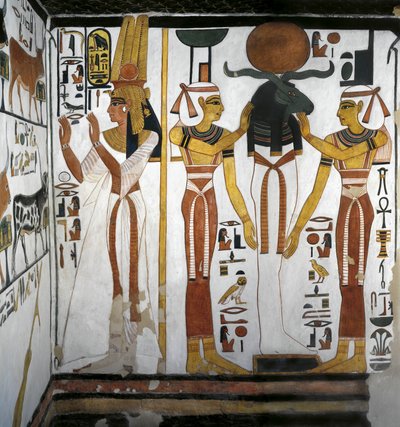 エジプト、テーベ、ルクソール、王妃の谷、ネフェルタリの墓、控えの間の別館、壁画、女神イシスとネフティの輪の中で、ラーの中で休息するオシリスを表す神格の前にいる王妃 作： Egyptian 19th Dynasty