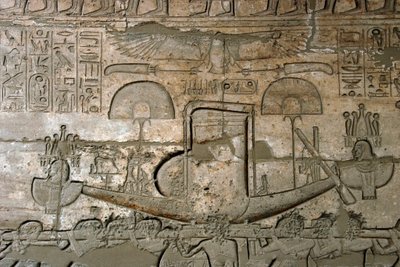 エジプト古代：エジプト、ルクソールのラマッセウム遺跡にあるファラオ・ラムセス2世（紀元前1279～1213年）に捧げられた記念神殿の聖なる船の行列を表すレリーフの様子。 作： Egyptian 19th Dynasty