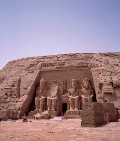 エジプトのアンティーク。ラムセス2世の神殿のコロッサス。紀元前1271年から1256年。アブシンベル（Abu Simbel）、アスワン、エジプト 作： Egyptian 19th Dynasty