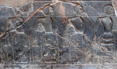 エジプトの古代遺物：ファラオ・ラムセス2世（紀元前1292-1186年）が征服した領土の紋章を装飾したレリーフの細部。ルクソール神殿。エジプト、東岸（テーベ）。 作： Egyptian 19th Dynasty