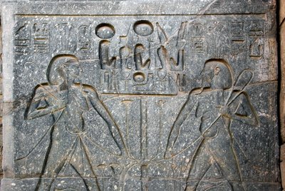 エジプトのアンティーク：ファラオ・ラムセス2世（紀元前1292-1186年、上エジプトと下エジプトの統合を表す）の像の台座の詳細。ルクソール神殿。東岸（テーベ）、エジプト 作： Egyptian 19th Dynasty