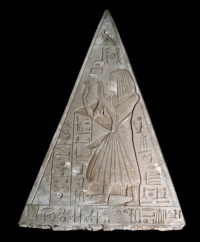 エジプト古代遺物：ラモース礼拝堂のピラミッド先端部には、沈む太陽を崇拝していた後期の神リー・アトゥム（Re Atum or Ra-Atum or Re Toum）の表現が装飾されています。第19王朝（紀元前1295～1190年） デイル・エル・メディネ 像高70cm トリノ エジプト 作： Egyptian 19th Dynasty