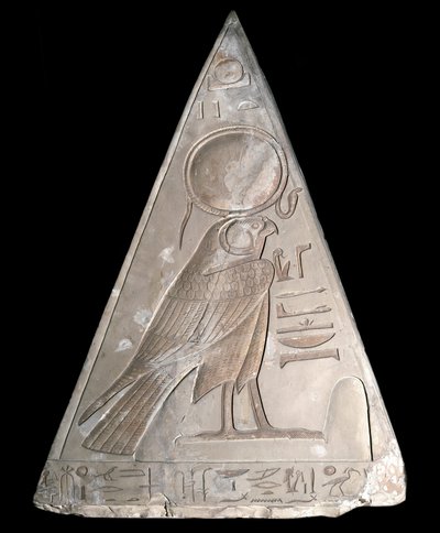 エジプトの古代遺跡：ラモースの礼拝堂のピラミッドの先端 ラー・ハラークテ（Re Harakte）の表現の装飾 旭日の神格化 作： Egyptian 19th Dynasty