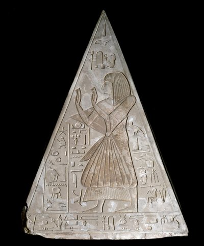 エジプトの古代遺跡：ラモースの礼拝堂のピラミッドの先端 旭日の神であるラー＝ハラクテ（Re Harakte）を崇拝する故人の表現の装飾物 作： Egyptian 19th Dynasty