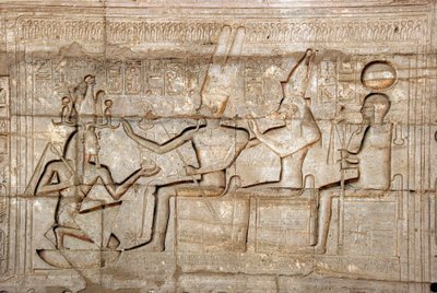 エジプトの古代遺物：ファラオ・ラムセス2世がテバン族の三神（アモン、ムート、コンス）の前にいる様子を描いたレリーフ；ファラオ・ラムセス2世（前1279-1213）を祀った葬祭殿（エジプト・ルクソールのラマッセウム遺跡 作： Egyptian 19th Dynasty