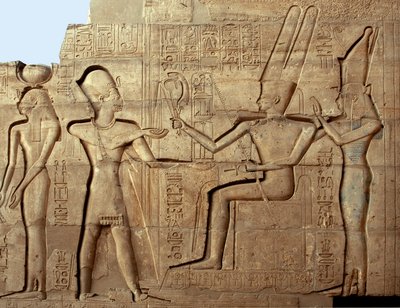 エジプトの古代遺物：ファラオ・ラムセス2世がテバン族の三神（アモンとムート）の前にいる様子を描いたレリーフ：ファラオ・ラムセス2世（紀元前1279～1213年）に捧げられた葬祭殿（エジプト・ルクソールのラマッセウム跡）。 作： Egyptian 19th Dynasty