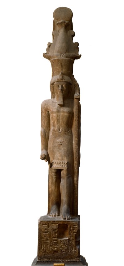 エジプト古代遺物：ピンク・グレの第19王朝のファラオ・セティ2世（セティまたはセティ）（紀元前1200～1194年）の像、アモン神のシンボルが付いた笏を持っている、薄暗い。465cm。トリノのエジプト博物館。 作： Egyptian 19th Dynasty