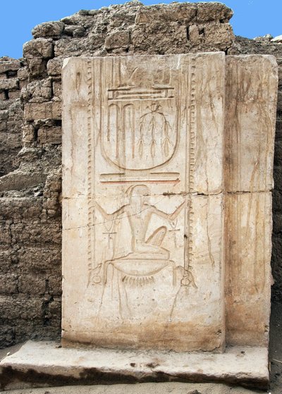 エジプトの古代遺跡：ファラオ・ラムセス2世（紀元前1279-1213）のステイル、ロングバイトの誓い、彼に捧げられた葬祭殿、エジプト、ルクソールのラマッセウム遺跡。 作： Egyptian 19th Dynasty