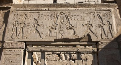 エジプトの古代遺物：アモン神とヒエログリフを称えるファラオ・ラムセス2世の表現を飾るアーチストラブの図、ルクソールのファラオ・ラムセス2世（紀元前1292-1186年）の神殿。東岸（テーベ）、エジプト 作： Egyptian 19th Dynasty