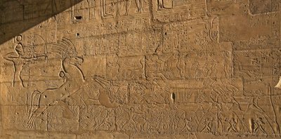 エジプトの古代：紀元前1274年のカデシュの戦いでラムセス2世の偉業を祝うレリーフの眺め、ファラオラムセス2世に捧げられた葬儀寺院 作： Egyptian 19th Dynasty