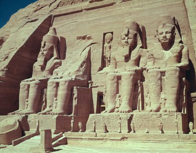 ラムセス2世のテンプル、ニューキングダム、紀元前1279年〜1213年の王の4人の巨大な人物 作： Egyptian 19th Dynasty