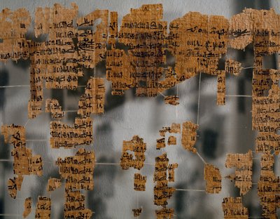 トリノ・パピルスの断片、王のパピルスあるいは王室カノン・パピルスとしても知られる、約41×170cm、おそらくラメセス2世の治世のもの、エジプト文明、新王国時代、テーベ出土。 作： Egyptian 19th Dynasty