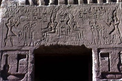 ネフェルタリ女王の神殿の入口扉上のリンテル（新王国時代、前11250年頃）（写真 作： Egyptian 19th Dynasty