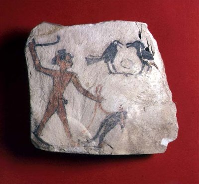 少年が2羽のカラスと一緒にヒヒと思われる動物を駆って果物を採る様子を描いたスケッチが描かれたオストラコン、新王国時代、紀元前1303～1224年頃（石灰岩に描かれている 作： Egyptian 19th Dynasty