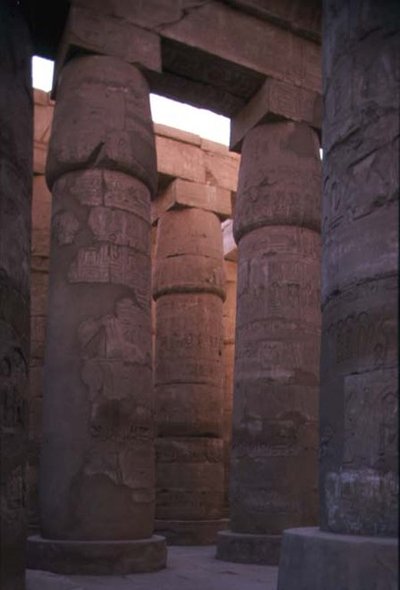 新王国時代、アメン神殿の多柱室にあるパピルス製の芽生えた柱(写真) 作： Egyptian 19th Dynasty