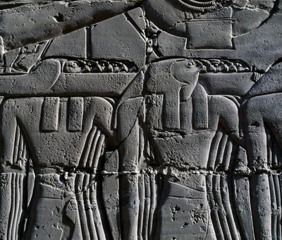 鷹の仮面をつけた神官、聖なる船の前にいるラメセス2世を描いた場面の詳細、レリーフ、カルナック神殿複合体、大列柱室の内壁（ユネスコ世界遺産リスト 作： Egyptian 19th Dynasty