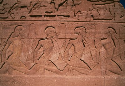 アブ・シンベル、ラメセス2世の大神殿の巨人の基部にある浮き彫り「北の囚人たち」（ユネスコ世界遺産リスト 作： Egyptian 19th Dynasty