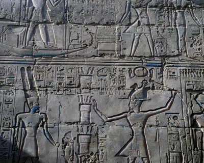 アメン神の前に立つハトシェプスト女王、神々への捧げものの場面の細部、浮き彫り、カルナック神殿複合体、大列柱室の内壁（ユネスコ世界遺産リスト 作： Egyptian 19th Dynasty