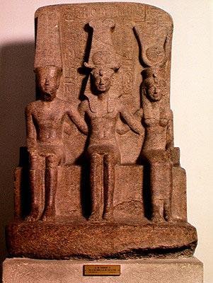ラムセス2世（紀元前1304-1237年）、アメンとムットの間に座る、ニューキングダム、カルナック出身、紀元前1279-13年（花崗岩） 作： Egyptian 19th Dynasty