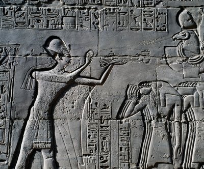 カルナック神殿群、大列柱室の内壁、レリーフ、聖なる舟の前のラメセス2世（ユネスコ世界遺産リスト 作： Egyptian 19th Dynasty