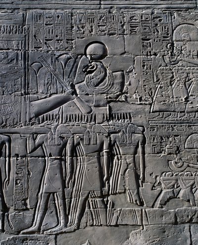 カルナック神殿群、大列柱室の内壁、レリーフ、聖なる舟の前のラメセス2世（ユネスコ世界遺産リスト 作： Egyptian 19th Dynasty