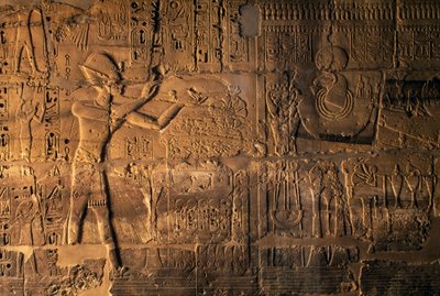 聖なる船の前で生贄を捧げるラメセス2世（エジプト、カルナック）（レリーフ 作： Egyptian 19th Dynasty