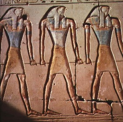 ラムセス2世の寺院のホルスを描いたレリーフ。紀元前1298年頃（塗られた石） 作： Egyptian 19th Dynasty