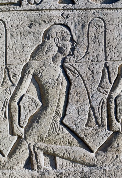 アブ・シンベル、ラムセス2世の大神殿の正面にある玉座の台座の詳細。 作： Egyptian 19th Dynasty