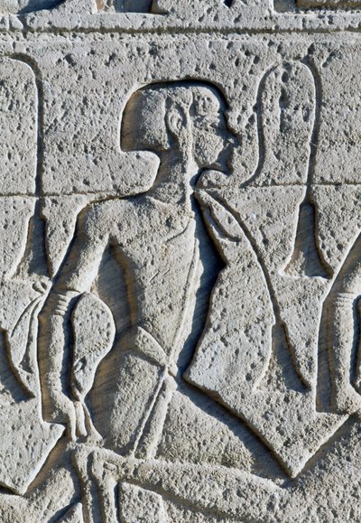 アブ・シンベル、ラムセス2世の大神殿の正面にある玉座の台座の詳細。 作： Egyptian 19th Dynasty