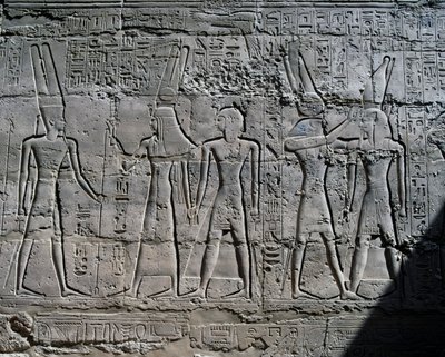 レリーフ、カルナック神殿大列柱室内壁、神々への供物の場面（ユネスコ世界遺産リスト 作： Egyptian 19th Dynasty
