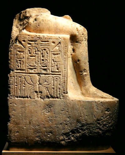 新王国時代、ラメセス2世（1279-13）とその妃の像の断片の側面図（アラバスタ）（241414も参照） 作： Egyptian 19th Dynasty