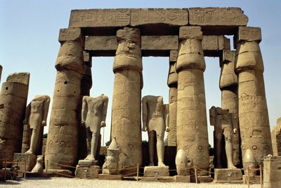 ラムセス2世の像（紀元前1298年〜32年）と、ペリスタイルコートのパピルスのつぼみの柱 作： Egyptian 19th Dynasty