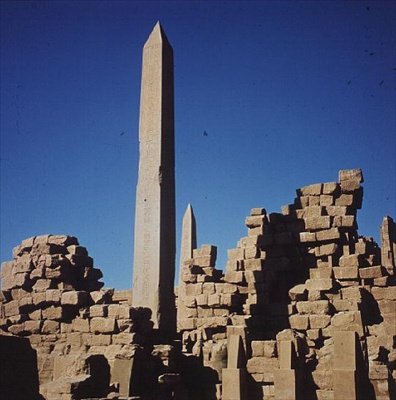 新しい王国、アメンの偉大な寺院の中央裁判所 作： Egyptian 19th Dynasty