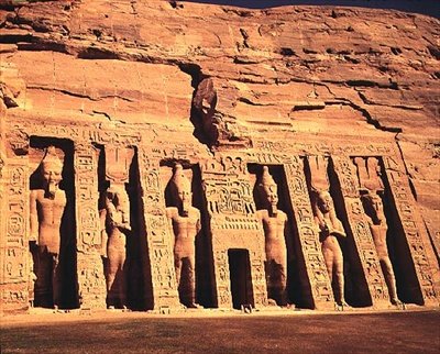 同じくアブシェクのハトホルに捧げられ、女王ネフェルタリの神殿は、新王国の小さな神殿と呼ばれ、 作： Egyptian 19th Dynasty