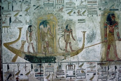 地球の水面下で曳航された、蛇のコイルで保護された夜の船の太陽神ラー、新王国、紀元前1318年頃（ポリクロームレリーフ） 作： Egyptian 19th Dynasty