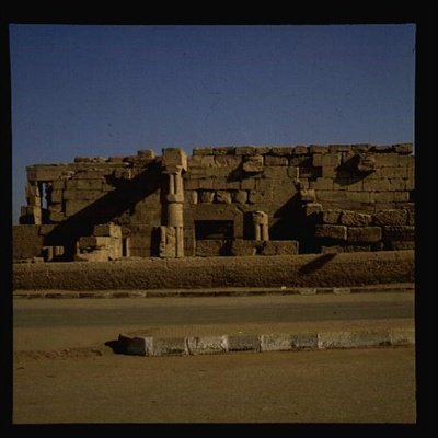 柱のある壁、ニューキングダムのビュー 作： Egyptian 19th Dynasty